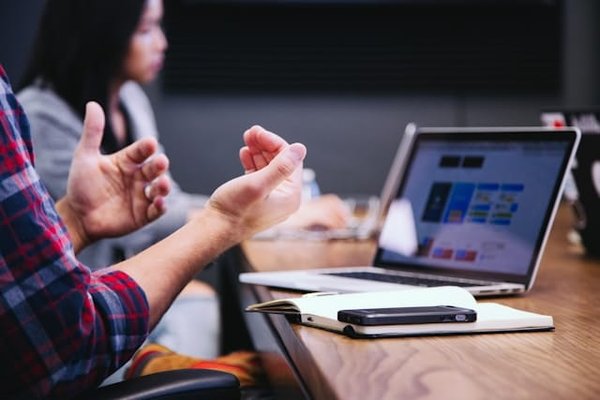 Maîtriser la gestion de crise sur les réseaux sociaux : Guide complet pour les entreprises